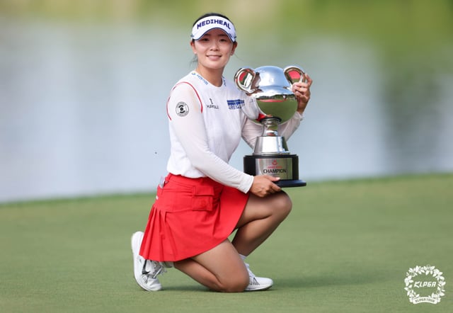 Lee Da-yeon poses with the championship trophy. /Photo=KLPGA