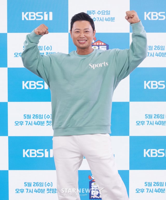 健身教练兼艺人杨智胜于26日上午出席在KBS 1TV教养节目《新张开业运动美食店》举办的制作发布会，并摆出姿势。2021.05.26 / 图片提供=KBS