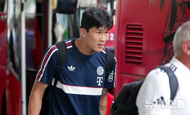 김민재가 2일 오후 제주국제공항 1층 국제선 도착장을 통해 입국해 이동하고 있다. /사진=뉴시스