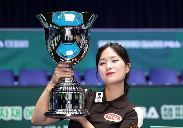 Park Jung-hyun lifts the trophy after defeating Kang Yu-jin in the LPBA final of the Professional Billiards 2026-2027 Season 3rd Tour "Eco-Friendly Construction Materials SW PBA-LPBA Championship" held on the 2nd at Goyang KinTEX PBA Stadium in Goyang, Gyeonggi Province. /Photo=Provided by PBA Tour
