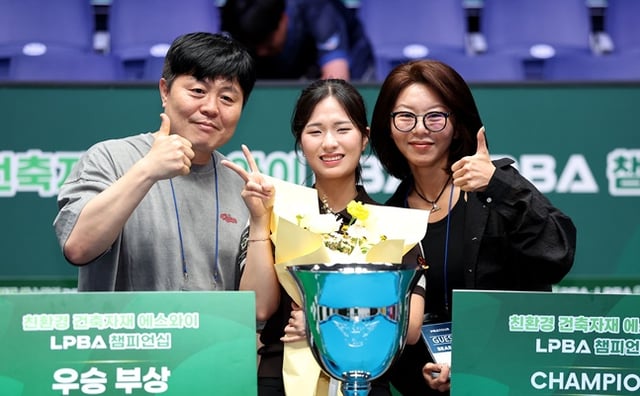 Park Jung-hyun (center) poses for a commemorative photo with her mentor Kim Byung-ho (left) and Kim Ga-young after winning the LPBA final of the Professional Billiards 2026-2027 Season 3rd Tour "Eco-Friendly Construction Materials SW PBA-LPBA Championship" held on the 2nd at Goyang KinTEX PBA Stadium in Goyang, Gyeonggi Province. /Photo=Provided by PBA Tour