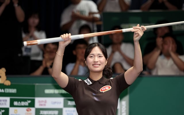 Park Jung-hyun successfully made a championship point during the LPBA final of the Professional Billiards 2026-2027 Season 3rd Tour "Eco-Friendly Construction Materials SW PBA-LPBA Championship" held on the 2nd at Goyang KinTEX PBA Stadium in Goyang, Gyeonggi Province, and performed a celebration with her cue. /Photo=Provided by PBA Tour