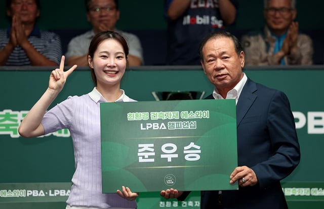 Kang Yu-jin poses for a commemorative photo after taking the runner-up spot in the LPBA final of the Professional Billiards 2026-2027 Season 3rd Tour "Eco-Friendly Construction Materials SW PBA-LPBA Championship" held on the 2nd at Goyang KinTEX PBA Stadium in Goyang, Gyeonggi Province. /Photo=Provided by PBA Tour