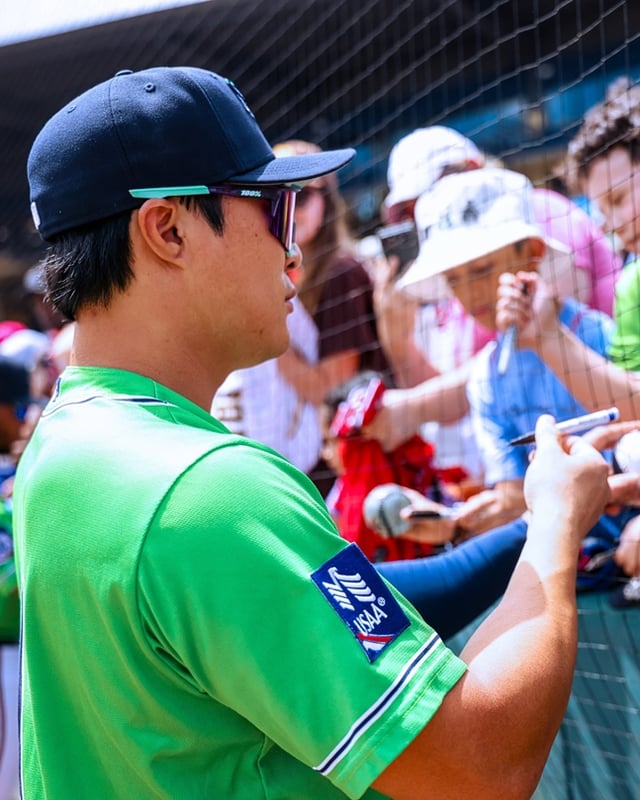 Kim Ha-seong firmando autógrafos para los aficionados. /Foto=Redes sociales oficiales de los San Diego Padres