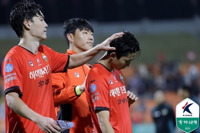 송준석(오른쪽). /사진=한국프로축구연맹 제공