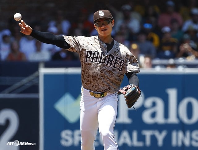 Song Sung-moon fielding on this day. /AFPBBNews=NEWS1