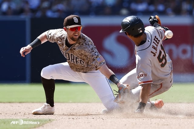 Lee Jung-hoo (on the right) advancing toward second base during today's game. /AFPBBNews=NEWS1