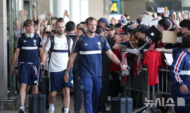 済州空港に入国したバイエルン·ミュンヘン選手団。 /写真=ニューシス提供