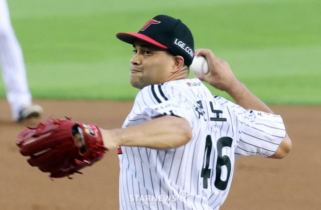 LG foreign pitcher Chirinos is shown pitching as a starter during the match between KT Wiz and LG Twins at Jamsil Stadium on September 11, 2025. September 11, 2025. /Photo=Senior reporter Kang Young-jo cameratalks@