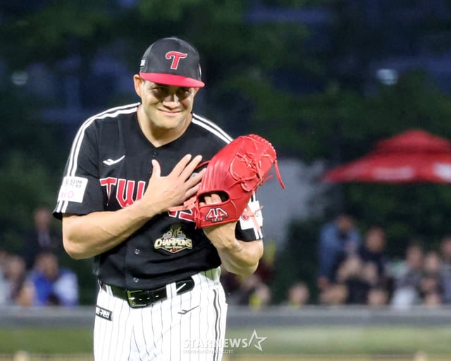 Chirinos is shown apologizing after hitting Kia Adelin with a pitch during the bottom of the fourth inning with two outs and runners on base at GwangjuKIA Champions Field on the 21st, in the match between KIA Tigers and LG Twins. May 21, 2026. /Photo=Senior reporter Kang Young-jo cameratalks@