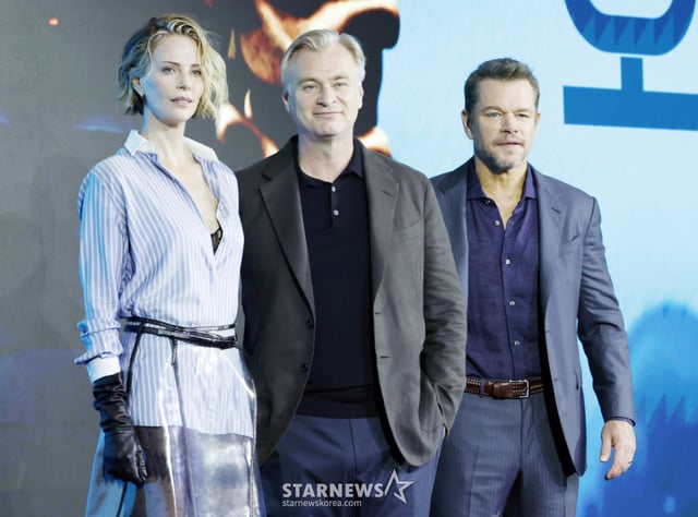 ハリウッド俳優のシャーリーズ·セロン、クリストファー·ノーラン監督、マット·デイモンが3日、ソウル鍾路区光化門のフォーシーズンズホテルで行われた映画「オデッセイ」の来韓記者懇談会に参加し、ポーズを取っている。 /2026.08.03 /写真=キム·フィソン hwijpg@