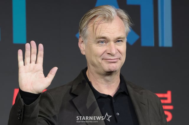 （ソウル=ニュース1）クォン·ヒョンジン記者=クリストファー·ノーラン監督が3日、ソウル鍾路区のフォーシーズンズホテルで開かれた映画「オデッセイ」の来韓記者懇談会に参加してポーズを取っている。  「オデッセイ」は10年間続いたトロイ戦争を勝利に導いた英雄オデュッセウス(マット·デイモン)が王の不在に乗じて彼を待っている妻ペネロペ(アン·ハサウェイ)と息子のテレマコス(トム·ホランド)に戻るための旅程に出て起こることを描いた作品だ。 2026.8.3/ニュース1 Copyright © ニュース1. All rights reserved。無断転載及び再配布、AI学習利用禁止。 /写真=（ソウル=ニュース1）クォン·ヒョンジン記者