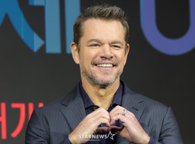 (ソウル=ニュース1)クォン·ヒョンジン記者=俳優マット·デイモンが3日、ソウル鍾路区のフォーシーズンズホテルで開かれた映画「オデッセイ」の来韓記者懇談会に参加しポーズを取っている。  「オデッセイ」は10年間続いたトロイ戦争を勝利に導いた英雄オデュッセウス(マット·デイモン)が王の不在に乗じて彼を待っている妻ペネロペ(アン·ハサウェイ)と息子のテレマコス(トム·ホランド)に戻るための旅程に出て起こることを描いた作品だ。 2026.8.3/ニュース1 Copyright © ニュース1. All rights reserved。無断転載及び再配布、AI学習利用禁止。 /写真=（ソウル=ニュース1）クォン·ヒョンジン記者