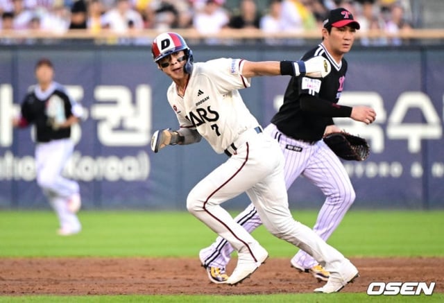 2日、蚕室（チャムシル）での試合で斗山（トゥサン）の朴賛浩（パク·チャンホ、左）とLGの呉智煥。 /写真=OSEN