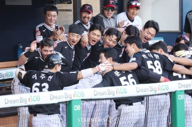 LGの選手たちが2日、斗山（トゥサン）戦の3回表、イ·ジュホン（一番左）が同点ツーランホームランを打って入ってくると、セレモニーをしている。 /写真=キム·ジンギョン待機者