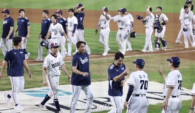 7月31日のLG戦勝利後、ハイタッチをする斗山（トゥサン）選手団。 /写真=キム·ジンギョン待機者