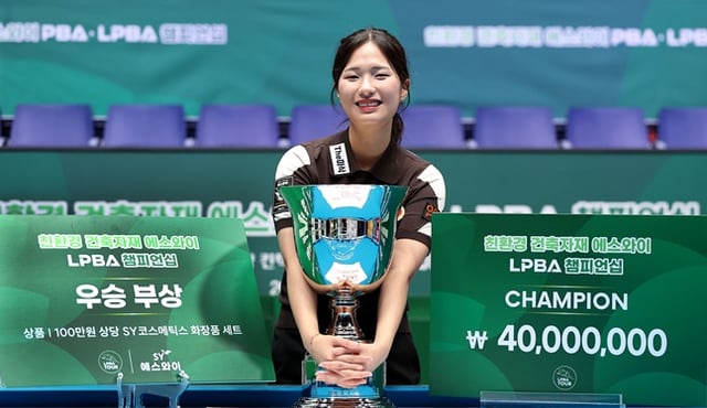 Park Jung-hyun đang ôm chiếc cúp sau khi vô địch tại chung kết LPBA của giải đấu "Eco-friendly Building Materials SY PBA-LPBA Championship" vòng 3 mùa giải 2026-2027 của môn billiards chuyên nghiệp, diễn ra ngày 2 tại 'Goyang Kintex PBA Stadium' ở thành phố Goyang, tỉnh Gyeonggi. /ảnh=PBA Tour cung cấp