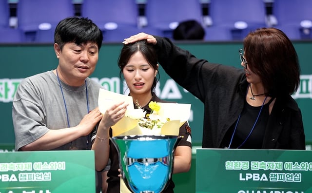 Park Jung-hyun (giữa) đang nhận lời chúc mừng từ thầy cô Kim Ga-young (bên phải) và Kim Byung-ho sau khi vô địch tại chung kết LPBA của giải đấu "Eco-friendly Building Materials SY PBA-LPBA Championship" vòng 3 mùa giải 2026-2027 của môn billiards chuyên nghiệp, diễn ra ngày 2 tại 'Goyang Kintex PBA Stadium' ở thành phố Goyang, tỉnh Gyeonggi. /Ảnh=PBA Tour cung cấp