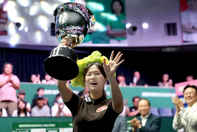 Park Jung-hyun đang vẫy tay chào khán giả sau khi vô địch tại chung kết LPBA của giải đấu "Eco-friendly Building Materials SY PBA-LPBA Championship" vòng 3 mùa giải 2026-2027 của môn billiards chuyên nghiệp, diễn ra ngày 2 tại 'Goyang Kintex PBA Stadium' ở thành phố Goyang, tỉnh Gyeonggi, trong khi cầm chiếc cúp. /Ảnh=PBA Tour cung cấp