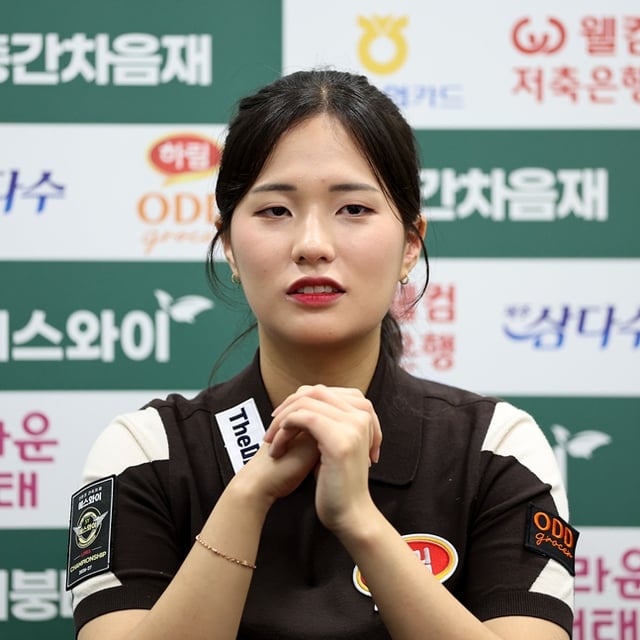 Park Jung-hyun đang trả lời các câu hỏi của các nhà báo tại cuộc họp báo của người vô địch sau khi vô địch tại chung kết LPBA của giải đấu "Eco-friendly Building Materials SY PBA-LPBA Championship" vòng 3 mùa giải 2026-2027 của môn billiards chuyên nghiệp, diễn ra ngày 2 tại 'Goyang Kintex PBA Stadium' ở thành phố Goyang, tỉnh Gyeonggi. /Ảnh=PBA Tour cung cấp