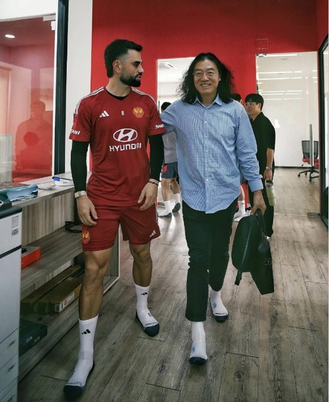 Kim Pan-gon, head coach (right). /Photo=Selangor SNS