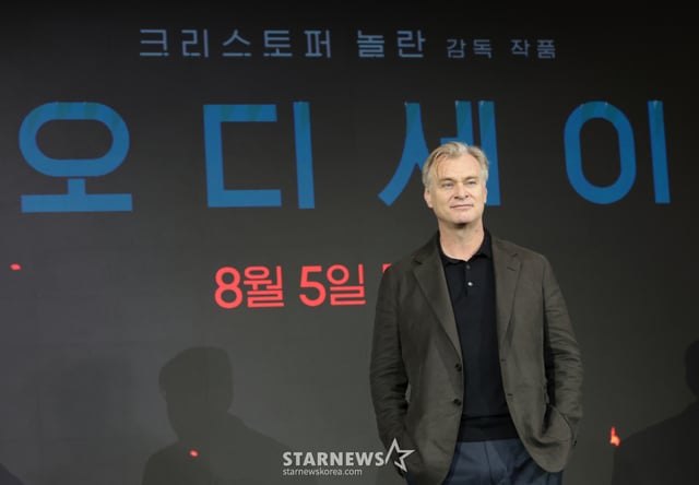 (서울=뉴스1) 권현진 기자 = 크리스토퍼 놀란 감독이 3일 서울 종로구 포시즌스 호텔에서 열린 영화 ‘오디세이’ 내한 기자간담회에 참석해 포즈를 취하고 있다. '오디세이'는 10년간 이어진 트로이 전쟁을 승리로 이끈 영웅 오디세우스(맷 데이먼 분)가 왕의 부재를 틈타 그를 기다리고 있는 아내 페넬로페(앤 해서웨이 분)와 아들 텔레마코스(톰 홀랜드 분)에게 돌아가기 위한 여정에 나서면서 벌어지는 일을 그린 작품이다. 2026.8.3/뉴스1 Copyright © 뉴스1. All rights reserved. 무단 전재 및 재배포, AI학습 이용 금지. /사진=(서울=뉴스1) 권현진 기자