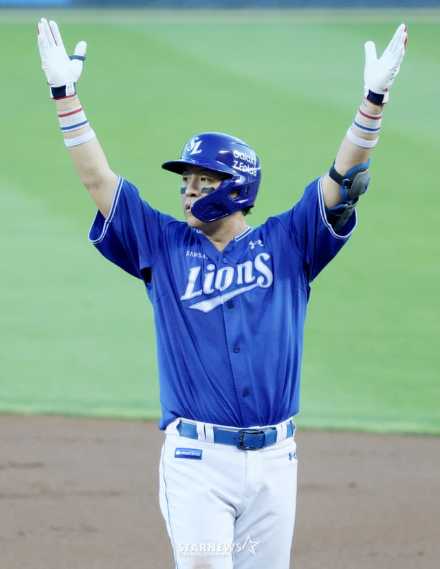 2026 신한 SOL KBO리그 두산 베어스 대 삼성 라이온즈 경기가 24일 서울 잠실야구장에서 열렸다. 삼성 강민호가 3회초 2사 만루에서 2타점 적시타를 날리고 출루한 후 세리머니를 하고 있다. /사진=김진경 kim.jinkyung@