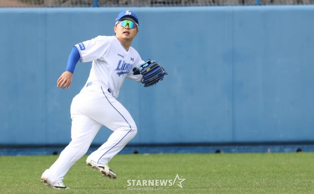삼성 라이온즈가 22일 일본 오키나와 온나손 아카마 구장에서 스프링 캠프를 진행했다. 김헌곤이 외야 수비 훈련을 하고 있다. /사진=김진경 kim.jinkyung@