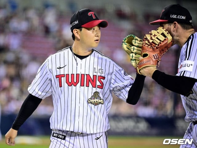 LG Kim Jin-su (left). /Photo=OSEN
