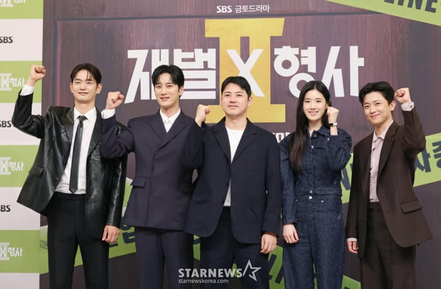 배우 강상준, 안보현, 김재홍 감독, 배우 정은채, 김신비가 4일 오전 서울 양천구 목동 SBS에서 진행된 금토드라마 '재벌X형사2' 제작발표회에 참석해 포즈를 취하고 있다. /2026.08.04 /사진=이동훈 photoguy@