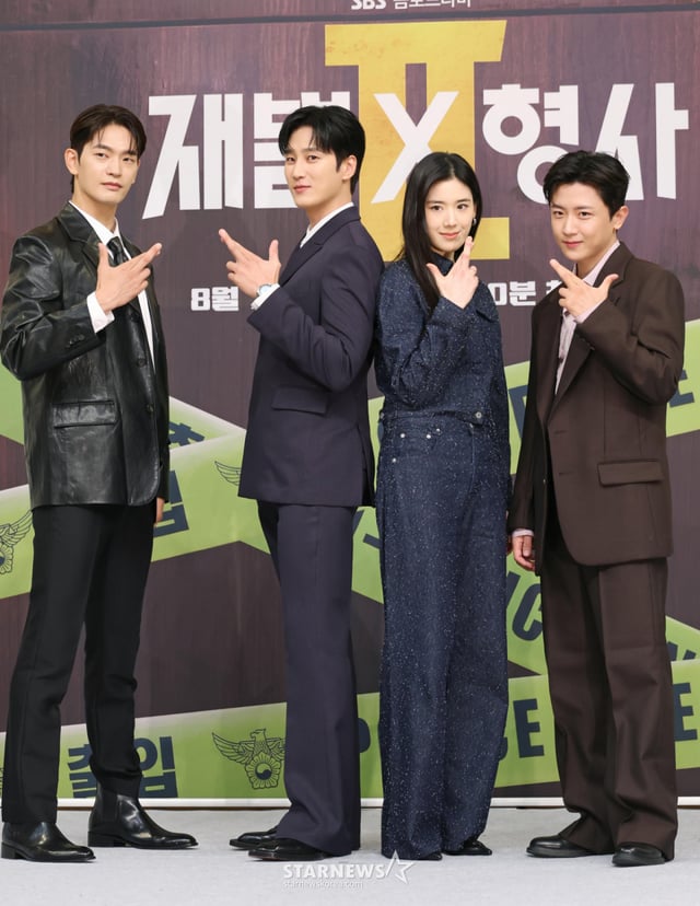 배우 강상준, 안보현, 정은채, 김신비가 4일 오전 서울 양천구 목동 SBS에서 진행된 금토드라마 '재벌X형사2' 제작발표회에 참석해 포즈를 취하고 있다. /2026.08.04 /사진=이동훈 photoguy@