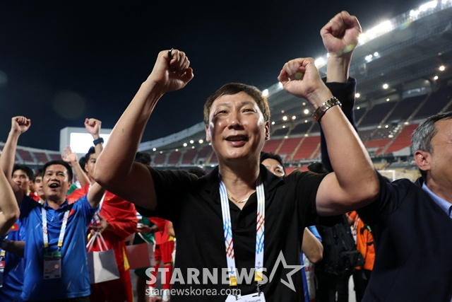 A jubilant Kim Sang-sik. /Photo=Reuters/NEWS1