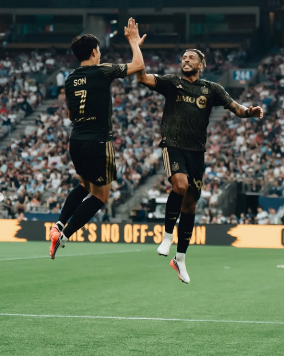 Сон Хынмин (справа) открыл счёт в матче 19-го тура регулярного чемпионата MLS сезона 2026 года против «Ванкувер Уайткэпс», состоявшемся 2-го числа (по корейскому времени) на стадионе BC Place в Ванкувере, Канада, и отпраздновал гол вместе с Дени Буангой. /Фото: скриншот из официальной социальной сети LAFC