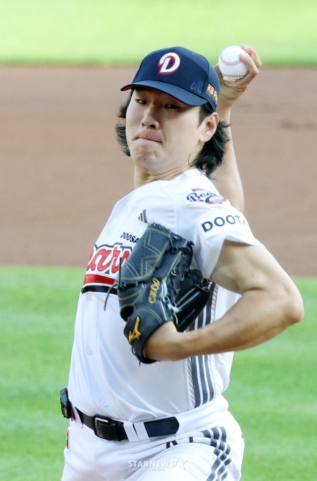 Trận đấu Giải KBO Shinhan SOL 2026 giữa Doosan Bears và SSG Landers diễn ra ngày 8 tại sân vận động bóng chày Seoul Jamsil. Kwak Bin của Doosan đang ném bóng. /Ảnh=phóng viên cao cấp Kim Jin-kyung kim.jinkyung@