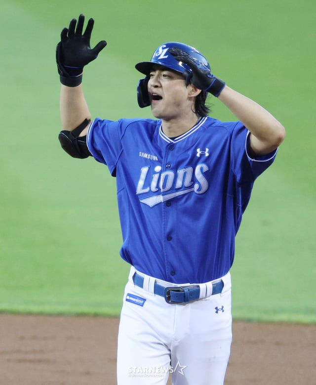 Trận đấu Giải KBO Shinhan SOL 2026 giữa Doosan Bears và Samsung Lions diễn ra ngày 24 tại sân vận động bóng chày Seoul Jamsil. Koo Ja-wook của Samsung đã đánh cú đánh chủ động 2 điểm trong tình huống 2 sân, đầy sở với hai sân ở hiệp 1, rồi chạy về và thực hiện nghi thức ăn mừng. /Ảnh=phóng viên cao cấp Kim Jin-kyung kim.jinkyung@