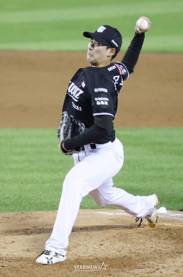 Trận đấu Giải KBO Shinhan SOL 2026 giữa LG Twins và KT Wiz diễn ra ngày 17 tại sân vận động bóng chày Seoul Jamsil. Sugimoto của KT đang ném bóng. /Ảnh=phóng viên cao cấp Kim Jin-kyung kim.jinkyung@