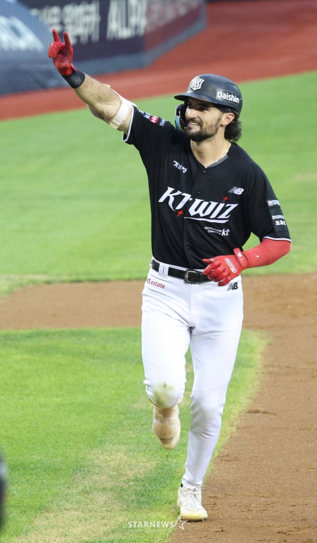 Trận đấu Giải KBO Shinhan SOL 2026 giữa LG Twins và KT Wiz diễn ra ngày 17 tại sân vận động bóng chày Seoul Jamsil. Hilliard của KT, người đã đánh home run với đầy sở ở hiệp 1, đang chạy về nhà sau khi đánh 2 điểm home run (liên tiếp) chống lại tay ném xuất phát Wells của LG với 2 sân 1 lần ở hiệp 5. /Ảnh=phóng viên cao cấp Kim Jin-kyung kim.jinkyung@