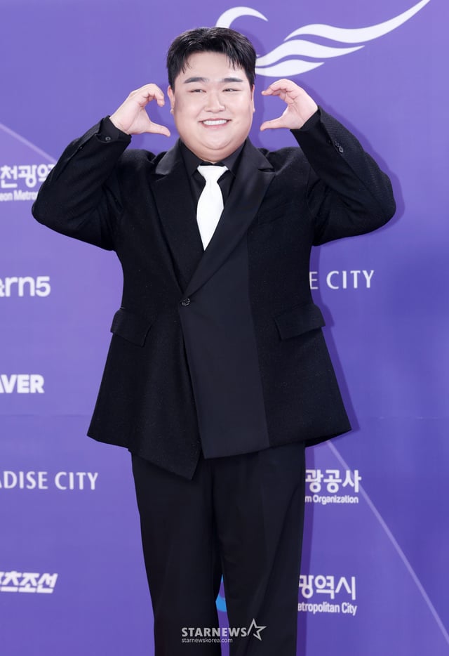 배우 김규원이 31일 인천 영종구 파라다이스시티에서 진행된 제5회 청룡시리즈어워즈 레드카펫에 참석해 포즈를 취하고 있다. /2026.07.31 /사진=김휘선 hwijpg@