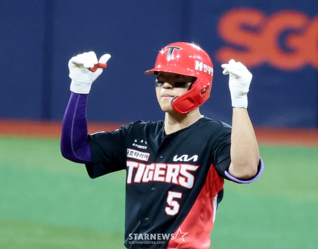 기아 3번타자 김도영이 24 고척스카이돔에서 열린 2026KBO리그 키움히어로즈와 KIA타이거즈 경기 1회초 무사 1,3루에서 2타점 2루타로 출루하고 있다. 안우진은 1회초 3실점했다. 2026.06.24. 기아 3번타자 김도영이 24 고척스카이돔에서 열린 2026KBO리그 키움히어로즈와 KIA타이거즈 경기 1회초 무사 1,3루에서 2타점 2루타로 출루하고 있다. 안우진은 1회초 3실점했다. 2026.06.24. /사진=강영조 cameratalks@