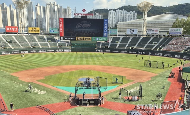 Los jugadores de Lotte se entrenaron en el campo antes del partido contra Kiwoom Heroes en el Estadio Sajik de Busan el día 4. /foto=reportero Shin Hwa-seop