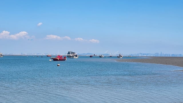 The sea viewed from Jamjin Island near Eulwangri toward Incheon Songdo. Fishing boats can often be seen.
