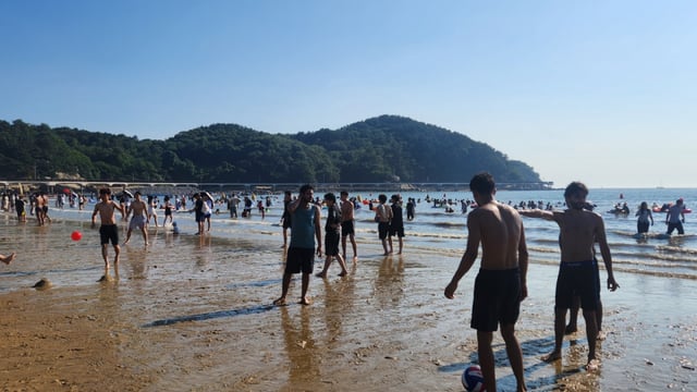 On the expansive white sandy beach of Eulwangri Beach, it is easy to see scenes of people cooling off while playing soccer or volleyball.
