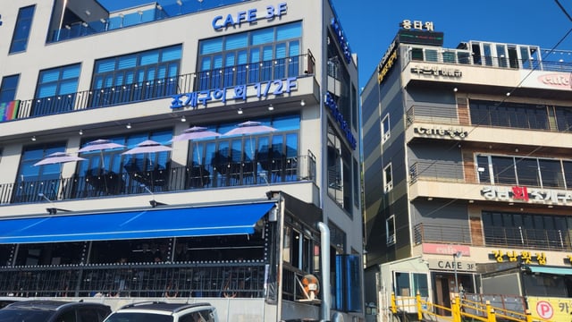 Recently, new raw fish restaurant buildings and other facilities have been continuously added to Eulwangri Beach, making its popularity increasingly evident.