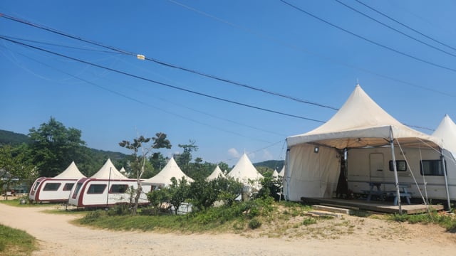 A distinctive feature of Wangsan Beach is the presence of diverse camping sites.