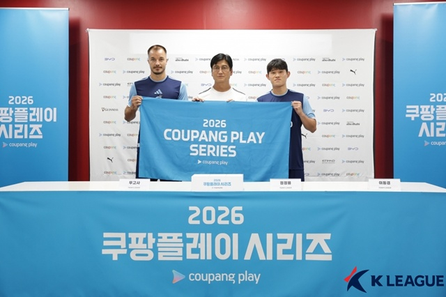 기념샷을 찍고 있는 무고사(왼쪽부터), 정정용 감독, 이동경. /사진=한국프로축구연맹 제공