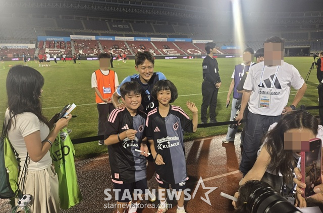Actor Shin Hyun-jun's two sons, Shin Min-jun (left) and Shin Ye-joon, pose for a commemorative photo with Lee Seung-woo (center). /Photo=Reporter Lee Won-hee