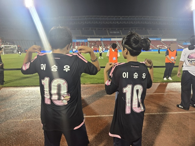 Shin Min-jun (left) and Shin Ye-joon wearing Lee Seung-woo's jersey. /Photo=Reporter Lee Won-hee