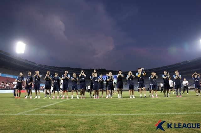 Team K League players greeting fans during open training. /Photo=Korea Professional Football League provided