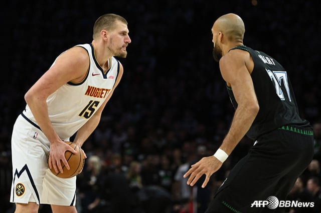 Nikola Jokic (left) focusing on the game. /AFPBBNews=NEWS1