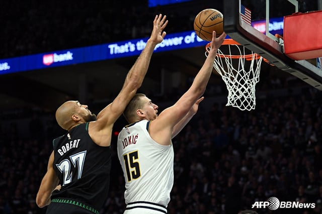 Nikola Jokic (right). /AFPBBNews=NEWS1